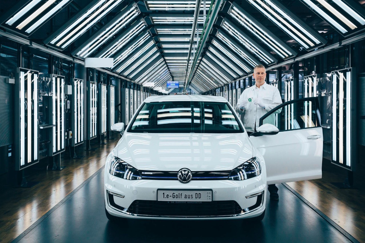 Rainer Jopp, Meister Qualitätssicherung Dresden, bestätigt mit „grünem Q" die Fertigstellung des ersten e-Golf aus Dresden für Kunden aus Norwegen .